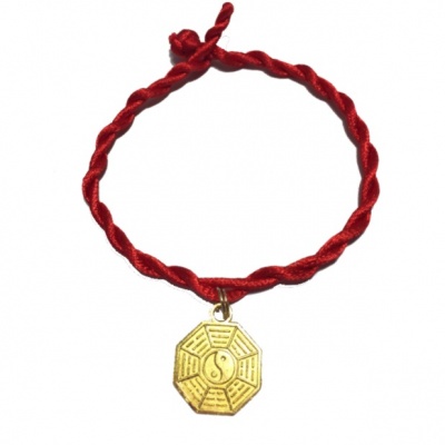 Браслет красная нить с китайской монетой инь-ян и ба гуа можно купить в интернет-магазине фэн-шуй "Мой Талисман"