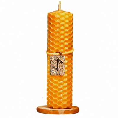 Свеча из натурального воска с рунами Ансуз из металлической стали, которую можно купить в интернет-магазине фэн-шуй "Мой Талисман"