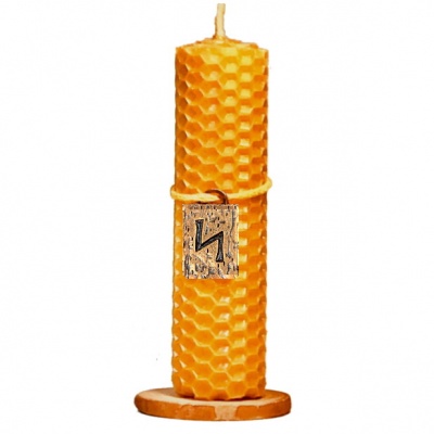 Свеча из натурального воска с рунами Ансуз из металлической стали, которую можно купить в интернет-магазине фэн-шуй "Мой Талисман"