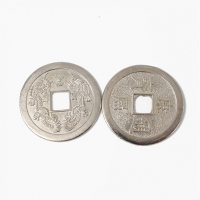 монета китайская (под серебро)