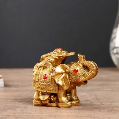 Золотая жаба на слоне с монетами
