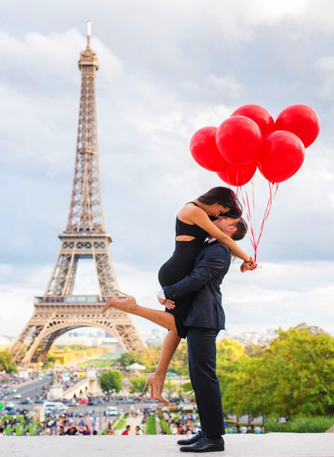 Поцелуй на фоне Эйфелевой башни с красными шарами (алмазная вышивка) - изображение #3346