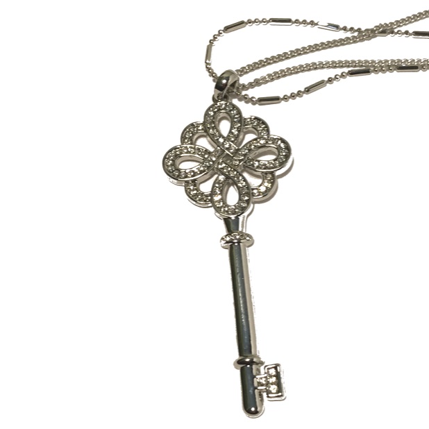 Ключ со стразами фен-шуй в виде узла бесконечной удачи можно купить в интернет-магазине фэн-шуй "Мой Талисман"