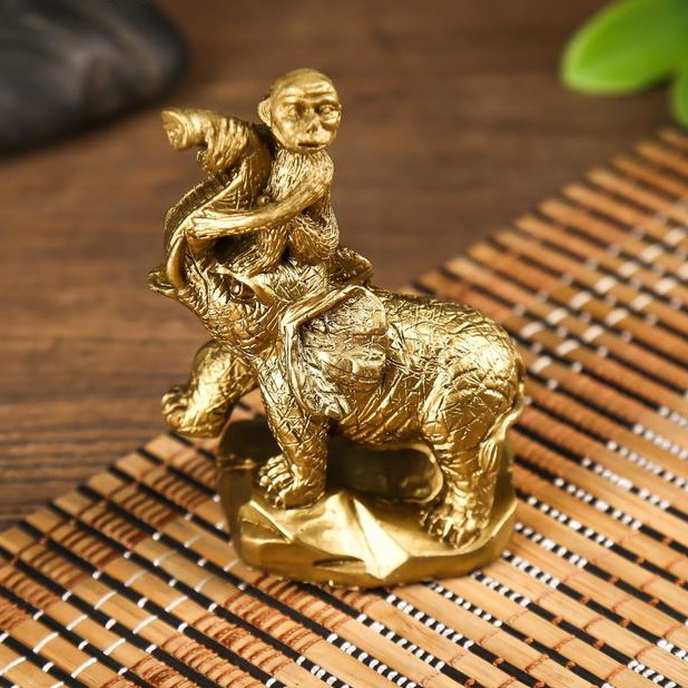 Обезьяна на слоне, которую можно купить в интернет-магазине фэн-шуй "Мой Талисман". Вышивки, картины, сувениры.
