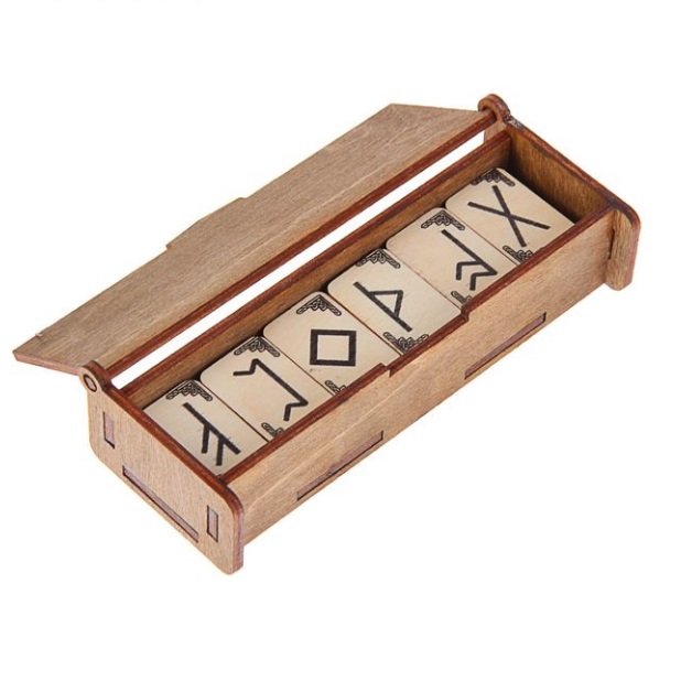 Кельтские руны (24) шт для гадания в деревянной шкатулке можно купить в интернет-магазине фэн-шуй "Мой Талисман"