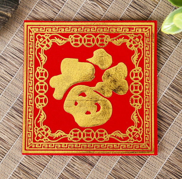 Красная денежная салфетка с иероглифом золотого цвета "Богатство", которую можно купить в интернет-магазине фэн-шуй "Мой Талисман"