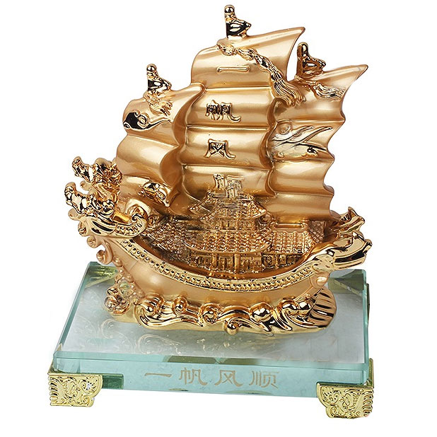 Дракон-Корабль с сокровищами на полных парусах золотого цвета на стеклянной подставке 
можно купить в интернет-магазине фэн-шуй "Мой Талисман"