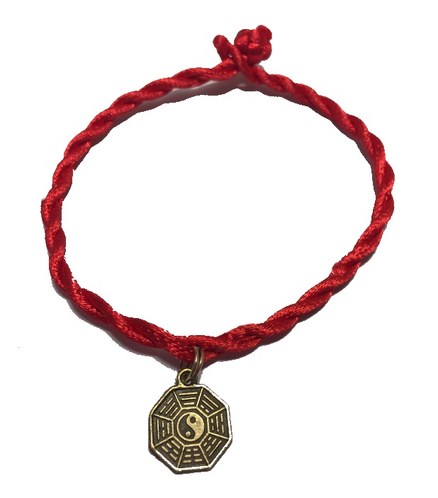 Браслет красная нить с монетой инь-ян и ба гуа можно купить в интернет-магазине фэн-шуй "Мой Талисман"