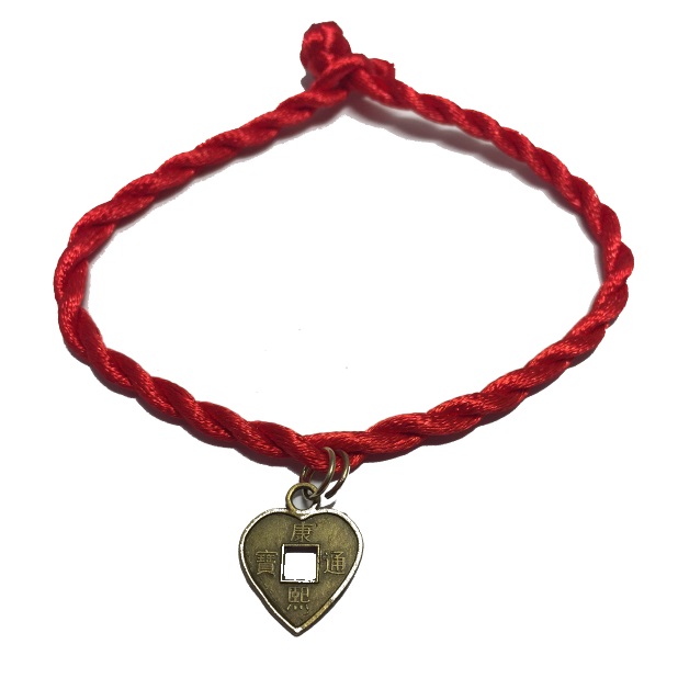 Браслет красная нить с монеткой в виде сердечка с иероглифами благополучия можно купить в интернет-магазине фэн-шуй "Мой Талисман"
