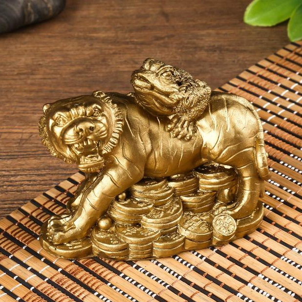 Жаба на тигре и с монетой во рту, которую можно купить в интернет-магазине фэн-шуй "Мой Талисман"